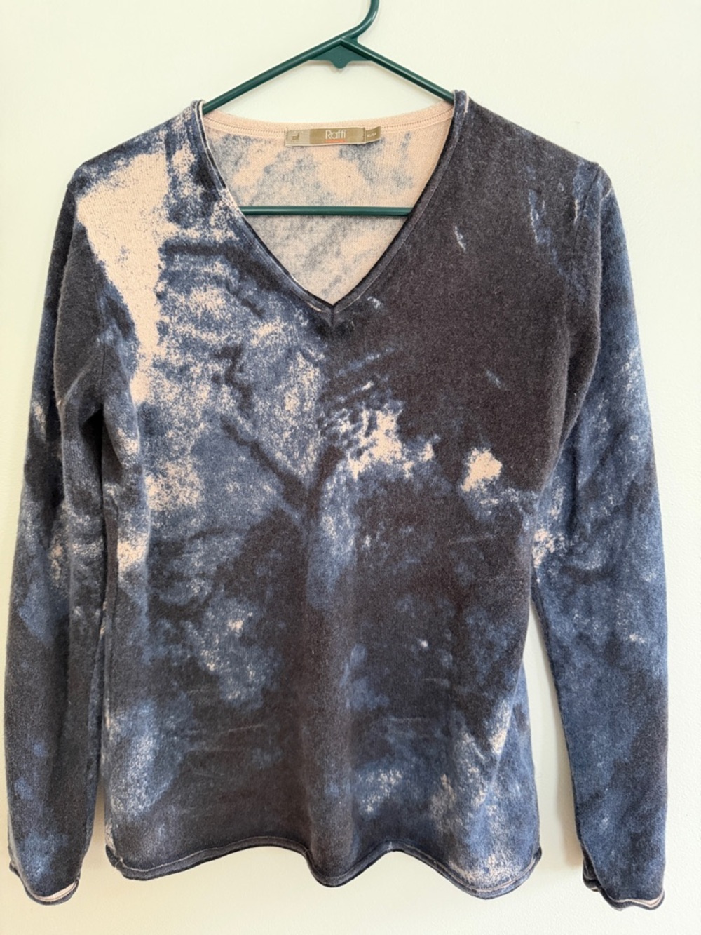 Raffi Women's V-Neck Tie-Dye Sweater in Navy and Cream 100% Cashmere